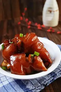 Stewed pig's feet in beer