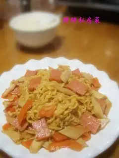 Fried noodles with salmon ham