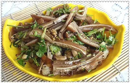 Mixed pig ears with sesame seeds