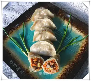 Steamed dumplings with mushroom and carrot noodles