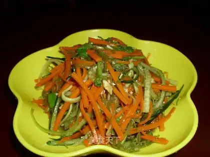 Cucumber and carrot mixed with seaweed
