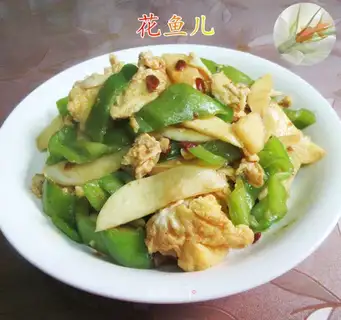 Green pepper and white fried eggs