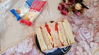 Quick-hand breakfast sandwich
