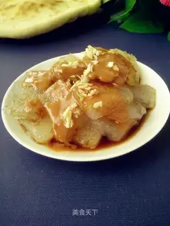 Sesame sauce and tweezers