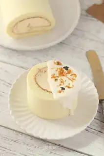 Salted yolk pine roll