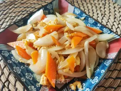 Carrot eggs fried onions