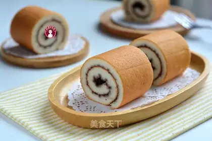 Blueberry sauce angel cake roll