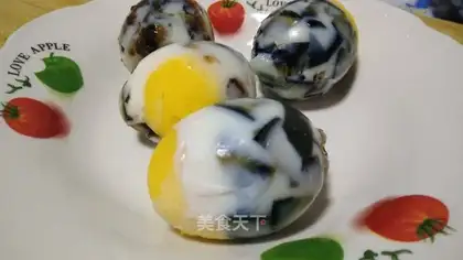 Three-coloured eggs