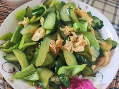 Pyramid cucumber fried eggs