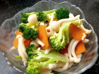 White mushrooms and broccoli