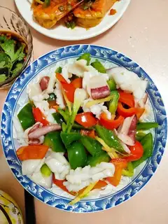 High-value red pepper fried squid