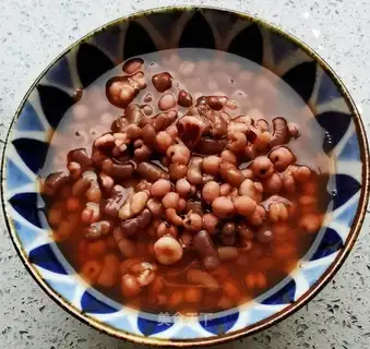 The porridge of red bean rice