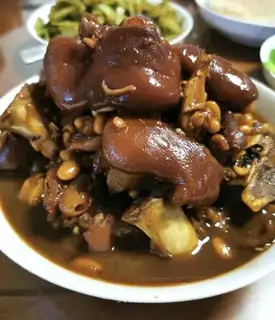 Red wine and pig hoof