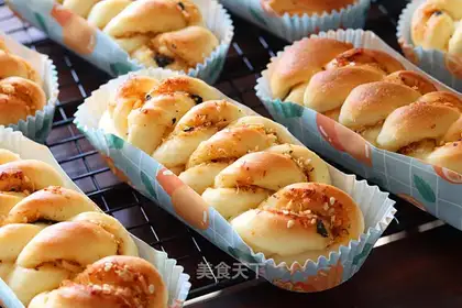 Meat pine rolls