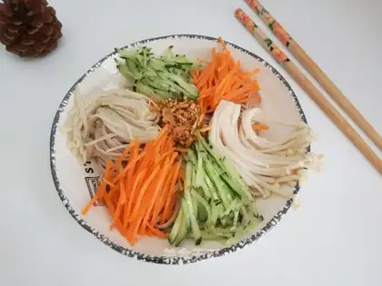 A cold-water barley noodle