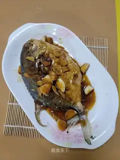 Garlic roasted the mackerel