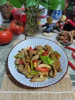 Paprika fried pig's skin