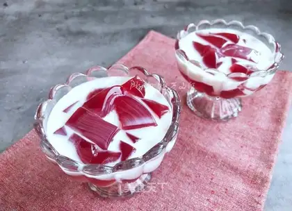 Milk and plum ice powder