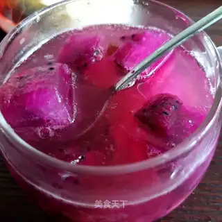 A flower-breeding dragon fruit bubble