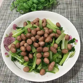 Peanuts with celery