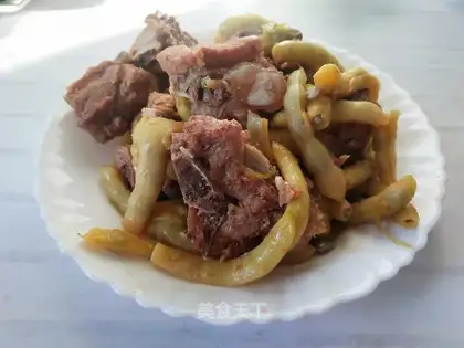 The golden bean-cooked ribs