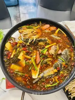 A chicken pot in a fish field