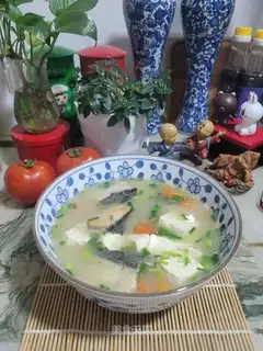 Fish-bone papaya tofu soup