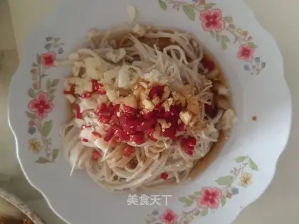 Little pepper with golden needle mushrooms