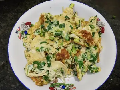 Onion fried duck eggs