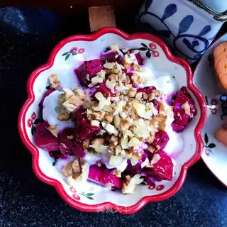 Old yogurt with dragon nuts