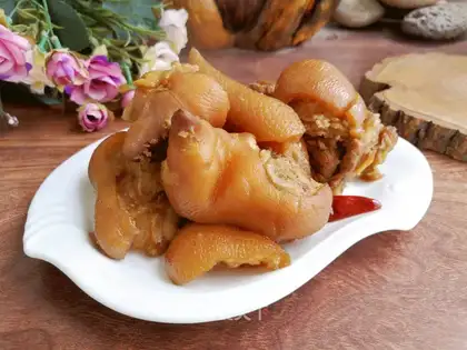 Red burning of pigs' feet