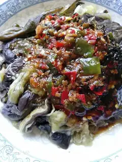Pyramid garlic and mashed eggplant