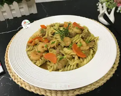 Curry beef shrimp pasta