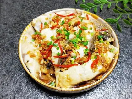 Gold-cuilled steamed fish
