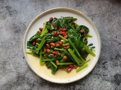 Spinach with peanut rice