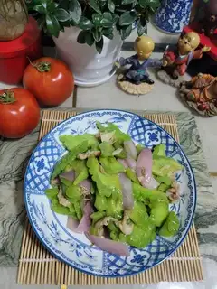 Onion meat chops and bitter melons