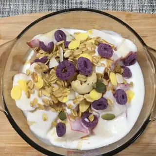 Sour yogurt fruit salad