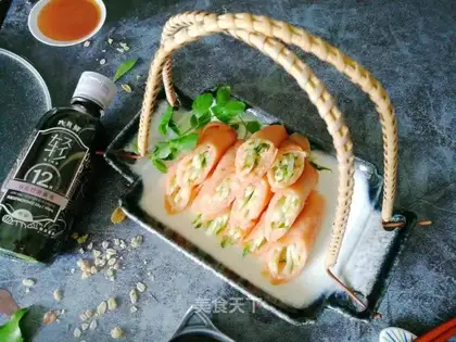 Cleaning of salmon cucumber rolls