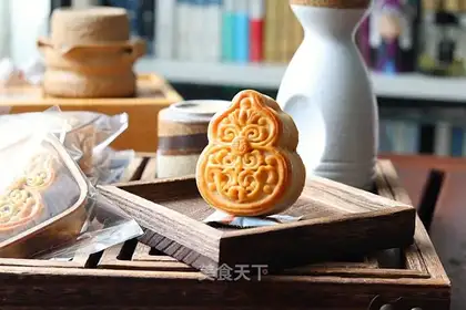 A wide moon cake