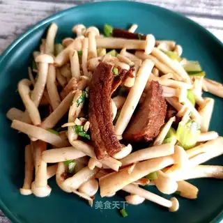 Red-fried kettle and sea mushrooms