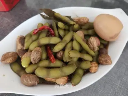 Pyramid peanut beans
