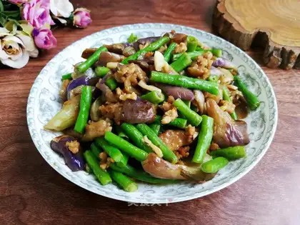 Meat and eggplant bean horns