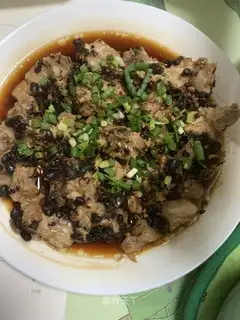 Peas and garlic veal