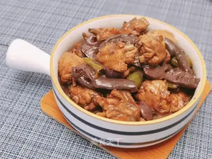 Little chicken wings, red mushrooms