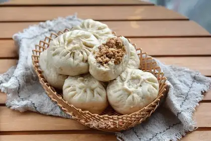 The fragrance of nutritious pork drys the whole wheat bun