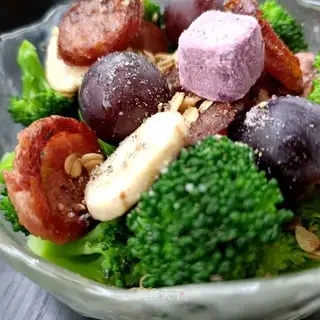 Orchid sausage salad