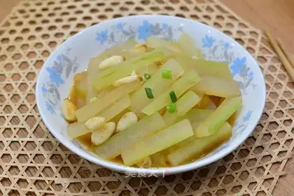 A fragrance of garlic and melon