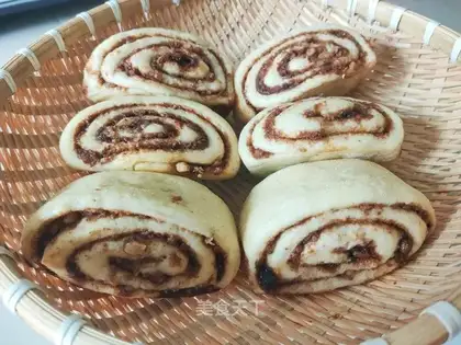 Red sugar walnut rolls