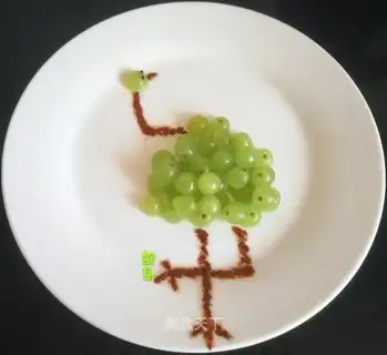 Grape ostrich fruit plate