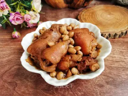 Peanut stew pig hoof